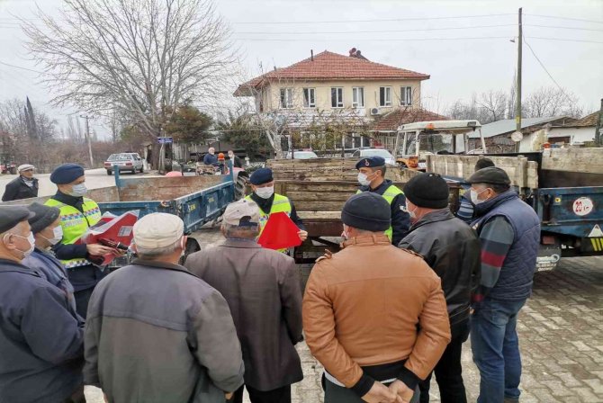 Traktör sürücülerine reflektör dağıtılarak önemi anlatıldı