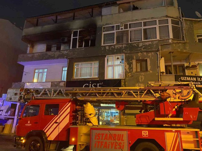 Yangında komşuları dumandan etkilenirken, sosyal medyada yayın yaptı