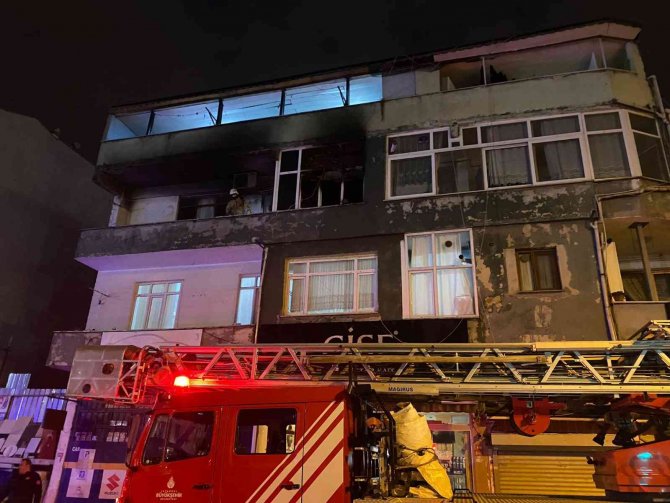 Yangında komşuları dumandan etkilenirken, sosyal medyada yayın yaptı