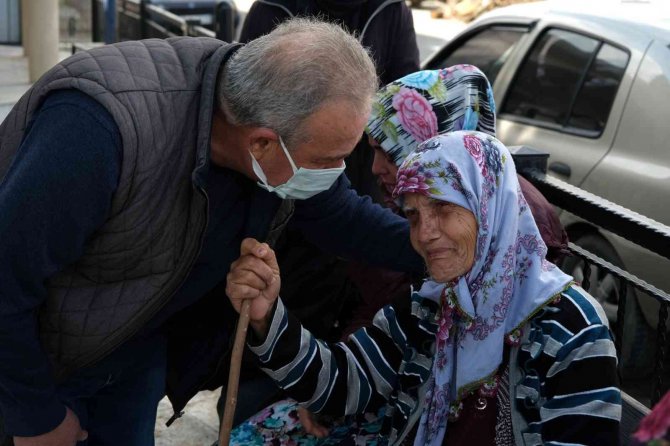 Yaşarken sırtında, öldüğünde omuzunda taşıdı