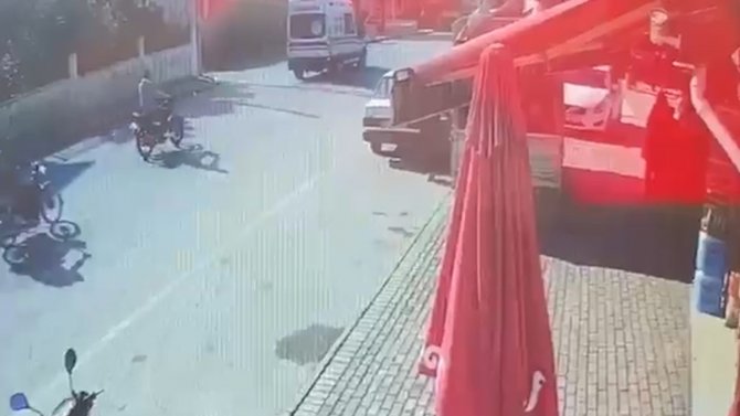 Ambulansla doğuma giden karısını motosikletle takip eden gence otomobil çarptı