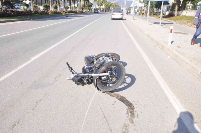 Ambulansla doğuma giden karısını motosikletle takip eden gence otomobil çarptı