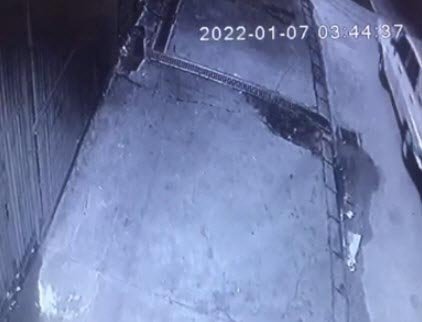 Camını kırdığı otomobili düz kontak yöntemiyle çaldı; o anlar kamerada