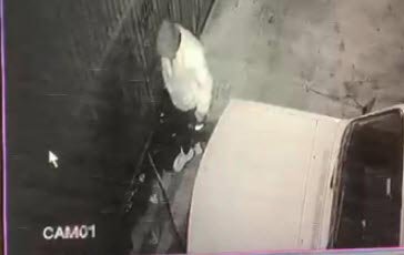 Camını kırdığı otomobili düz kontak yöntemiyle çaldı; o anlar kamerada