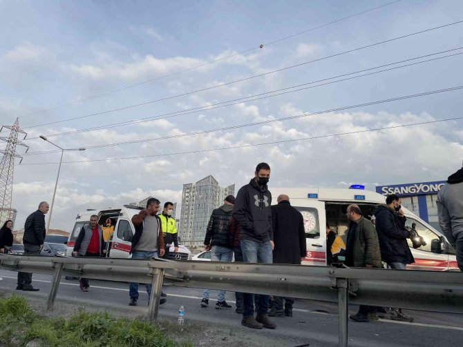 Cep telefonuyla konuşurken kaza yaptı: 2 yaralı