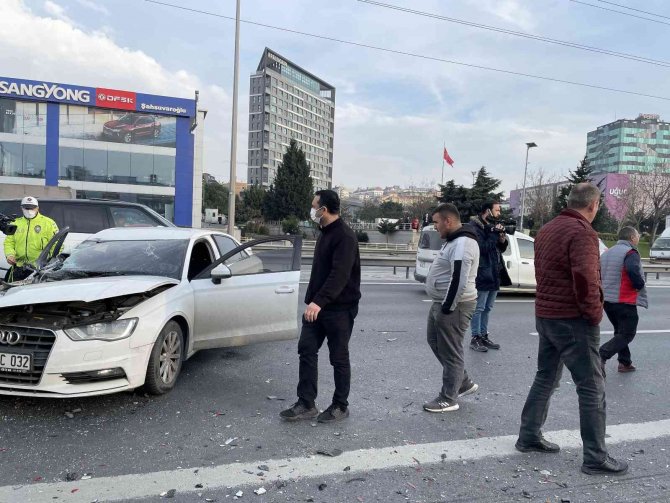 Cep telefonuyla konuşurken kaza yaptı: 2 yaralı