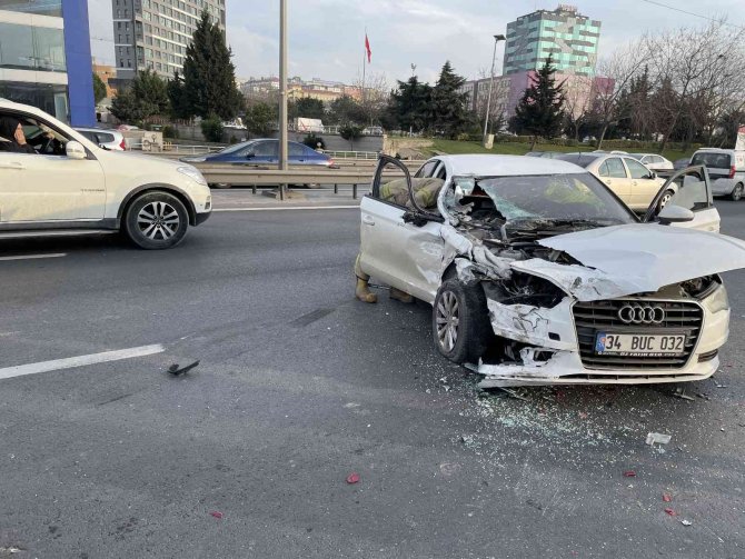 Cep telefonuyla konuşurken kaza yaptı: 2 yaralı