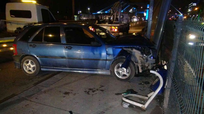 D-100’de otomobil durağa daldı: 5 yaralı
