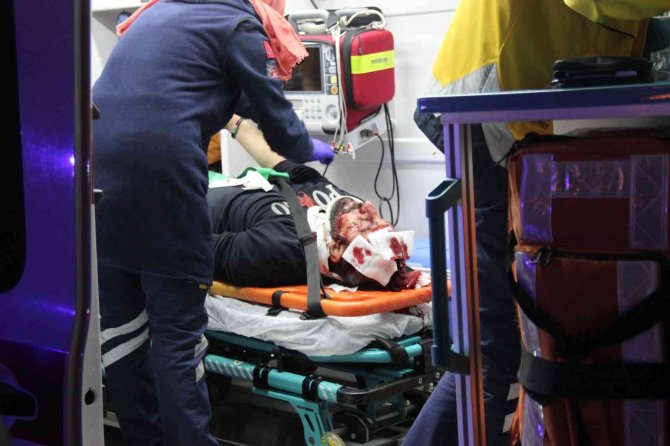 D-100’de otomobil durağa daldı: 5 yaralı