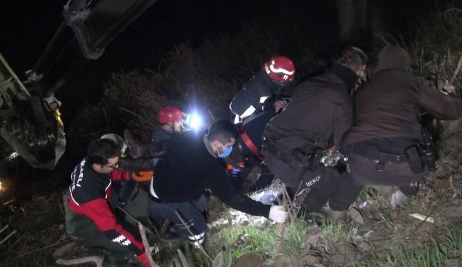 Dereye uçan minibüsteki sürücüyü kurtarmak için seferber oldular