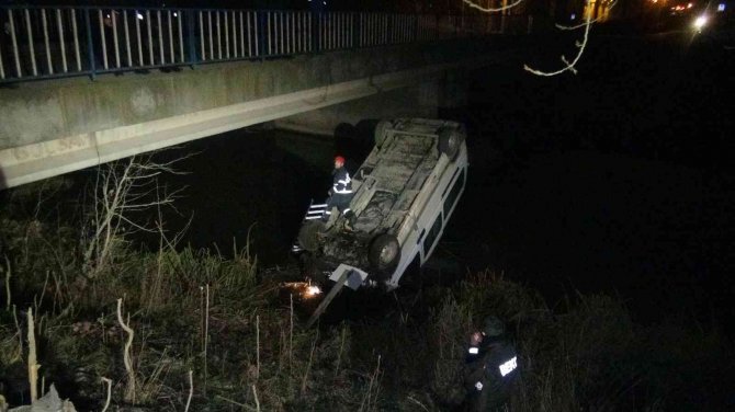 Dereye uçan minibüsteki sürücüyü kurtarmak için seferber oldular