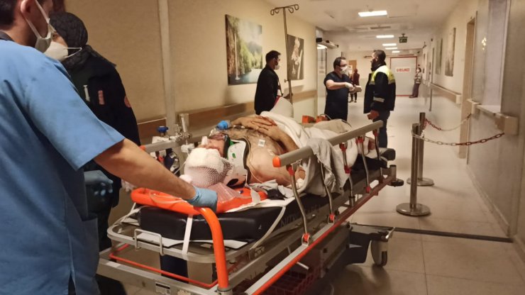 Devrilen kamyonun altında kalan sürücü ağır yaralandı