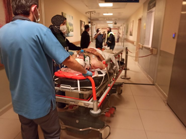 Devrilen kamyonun altında kalan sürücü ağır yaralandı