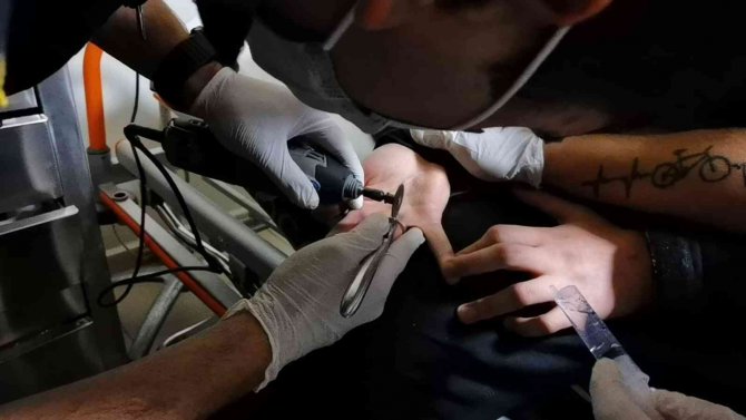 İginç olay: Parmağına 1 TL sıkıştı