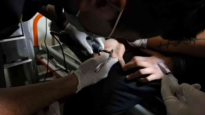 İginç olay: Parmağına 1 TL sıkıştı