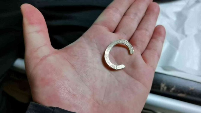 İginç olay: Parmağına 1 TL sıkıştı