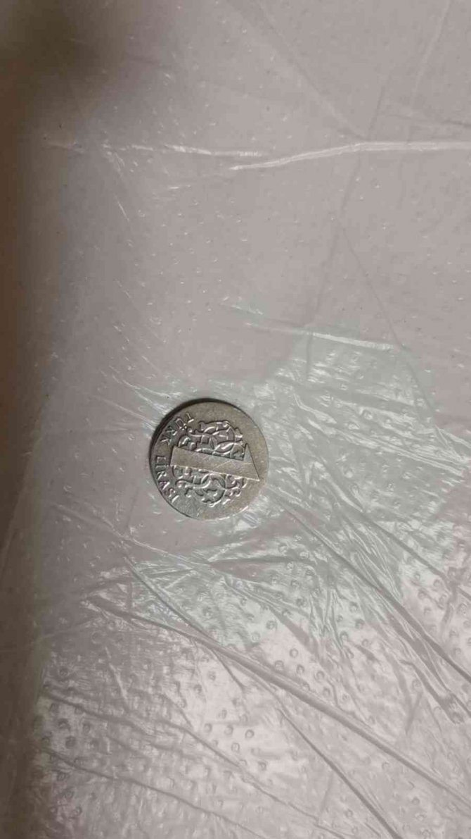 İginç olay: Parmağına 1 TL sıkıştı