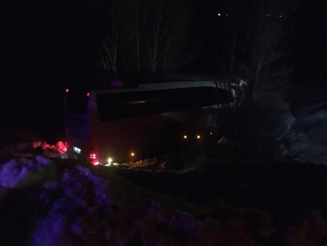 Otobüs ile kamyonet çarpıştı: 2 ölü, 19 yaralı