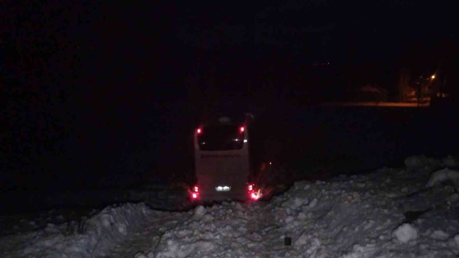 Otobüs ile kamyonet çarpıştı: 2 ölü, 19 yaralı