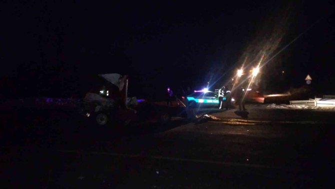 Otobüs ile kamyonet çarpıştı: 2 ölü, 19 yaralı