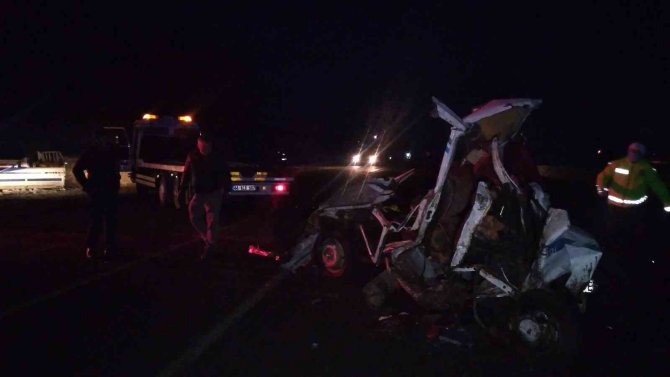 Otobüs ile kamyonet çarpıştı: 2 ölü, 19 yaralı