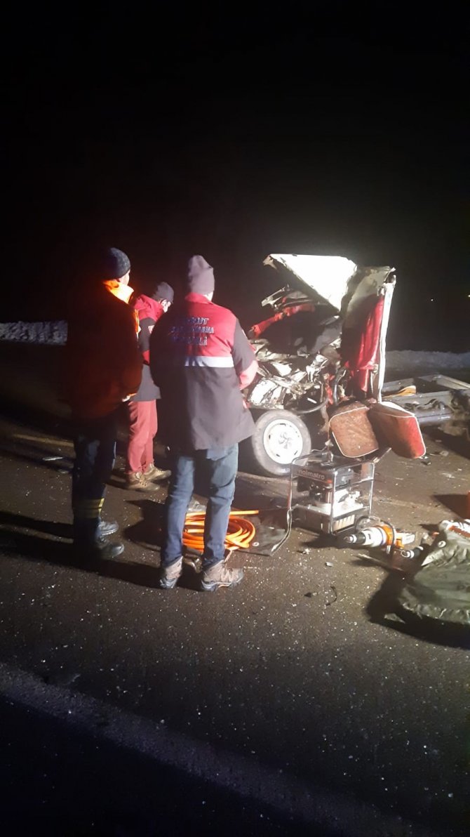 Otobüs ile kamyonet çarpıştı: 2 ölü, 19 yaralı