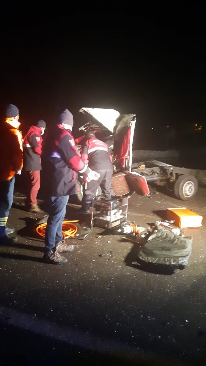 Otobüs ile kamyonet çarpıştı: 2 ölü, 19 yaralı