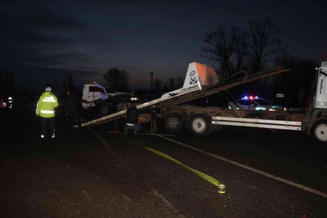 Otobüs ile kamyonet çarpıştı: 2 ölü, 19 yaralı
