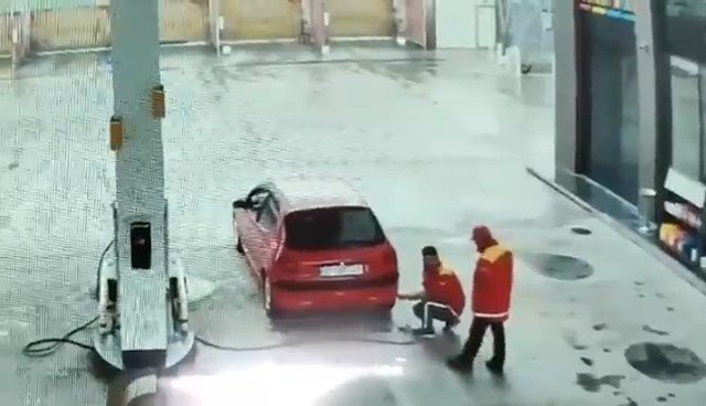 Pompacıların yumruk yumruğa kavgası kamerada