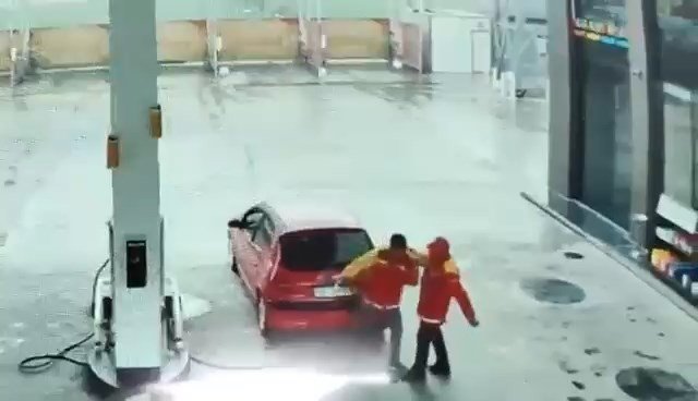 Pompacıların yumruk yumruğa kavgası kamerada