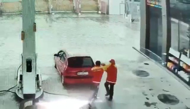 Pompacıların yumruk yumruğa kavgası kamerada