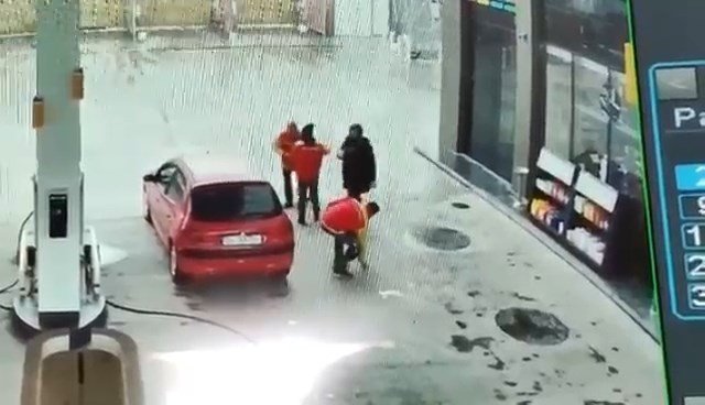 Pompacıların yumruk yumruğa kavgası kamerada