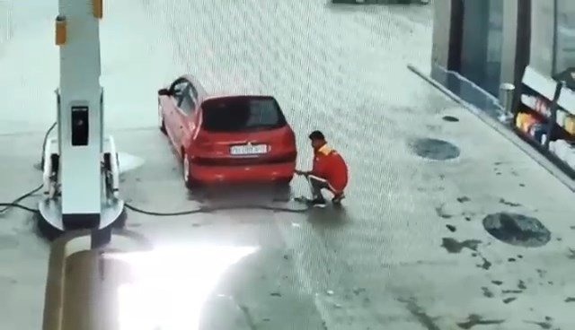 Pompacıların yumruk yumruğa kavgası kamerada