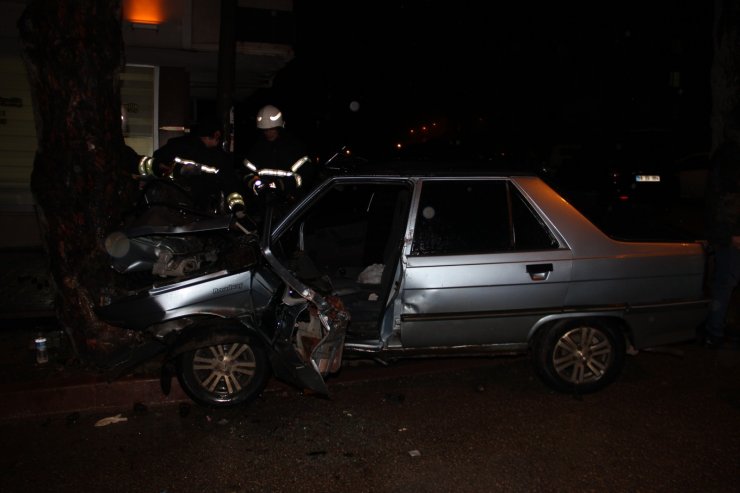 Yağışla kayganlaşan yolda otomobil, ağaca çarptı: 1 ölü, 1 yaralı