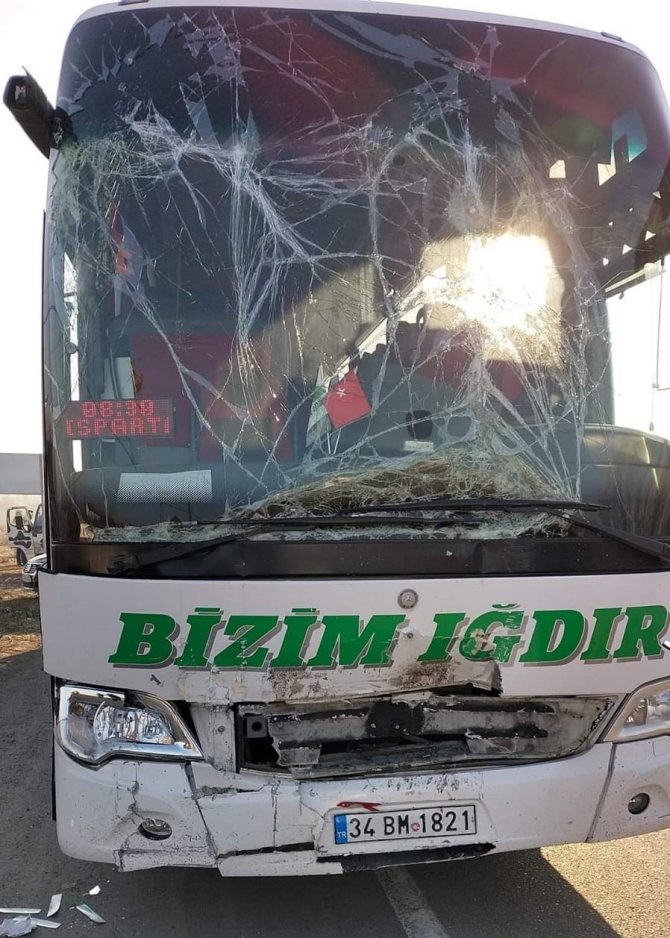 Yolcu otobüsü kamyonete çarptı: 1 yaralı
