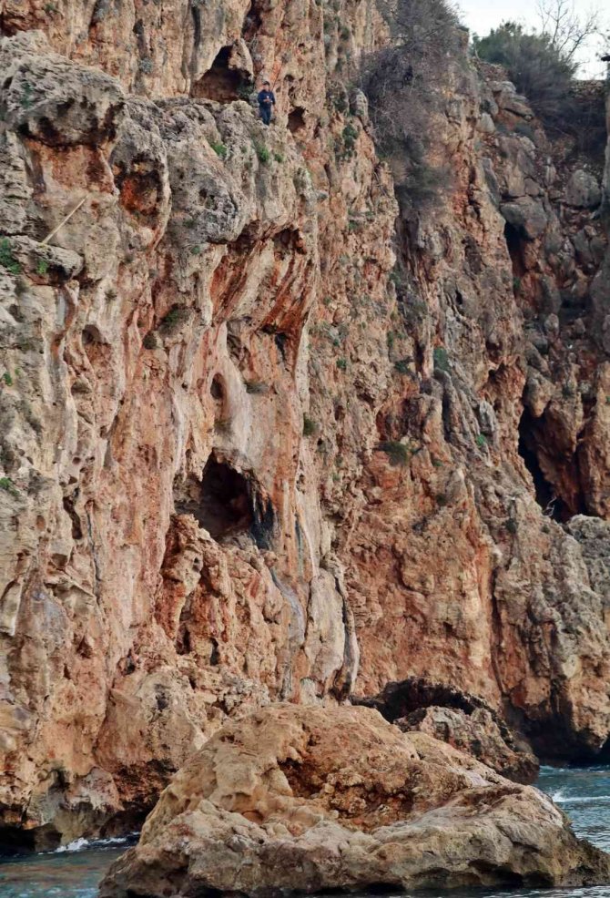 30 metrelik falezlerde ölümüne olta