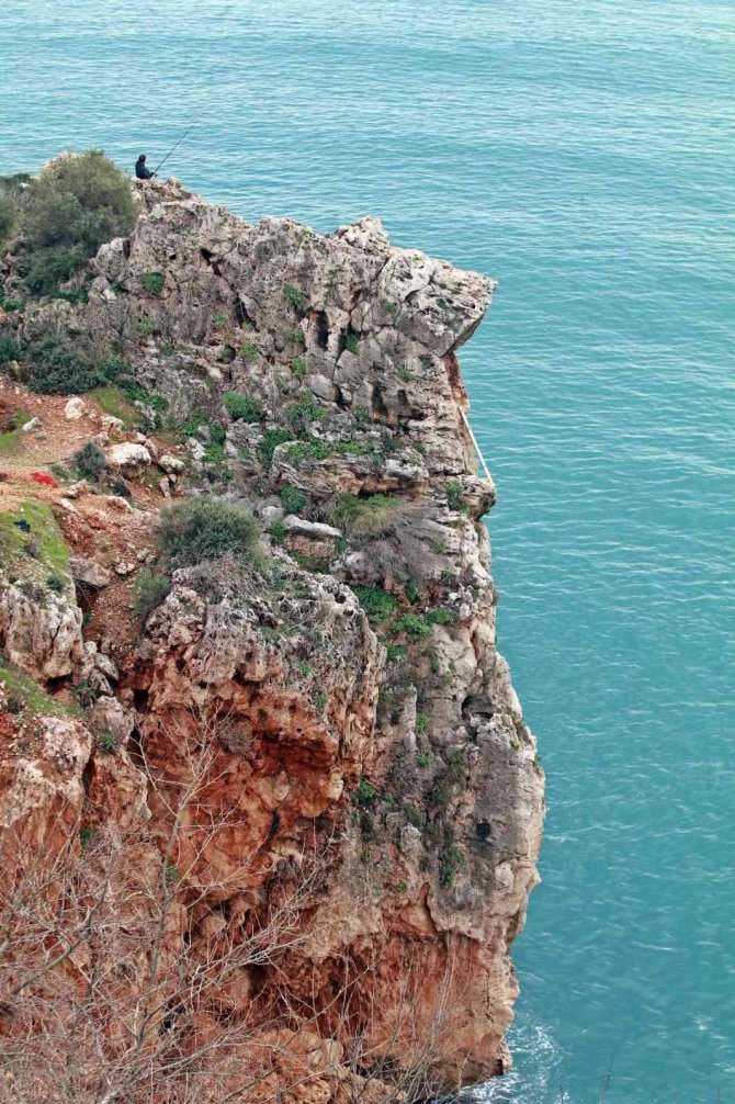 30 metrelik falezlerde ölümüne olta