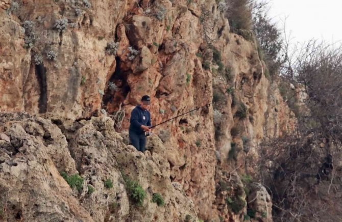 30 metrelik falezlerde ölümüne olta