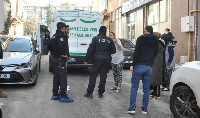 32 yaşındaki şahıs apartmanın bahçesinde ölü bulundu