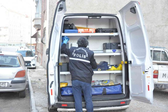 32 yaşındaki şahıs apartmanın bahçesinde ölü bulundu