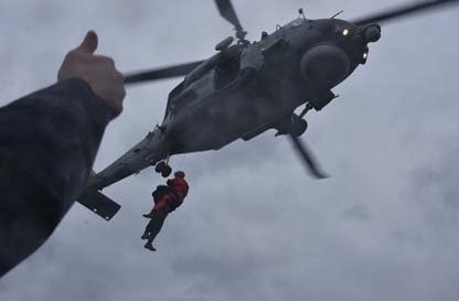 Annesini kaybeden personel, denizaltıdan helikopterle alındı