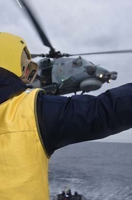 Annesini kaybeden personel, denizaltıdan helikopterle alındı