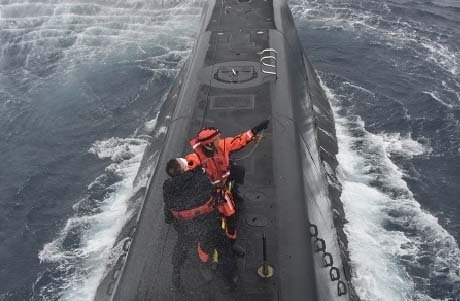 Annesini kaybeden personel, denizaltıdan helikopterle alındı