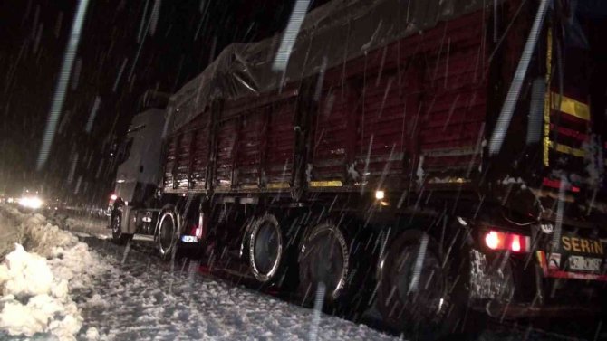 Antalya’da başlayan kar yağışı etkili oluyor