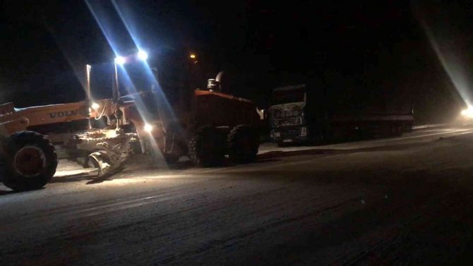 Antalya’da başlayan kar yağışı etkili oluyor