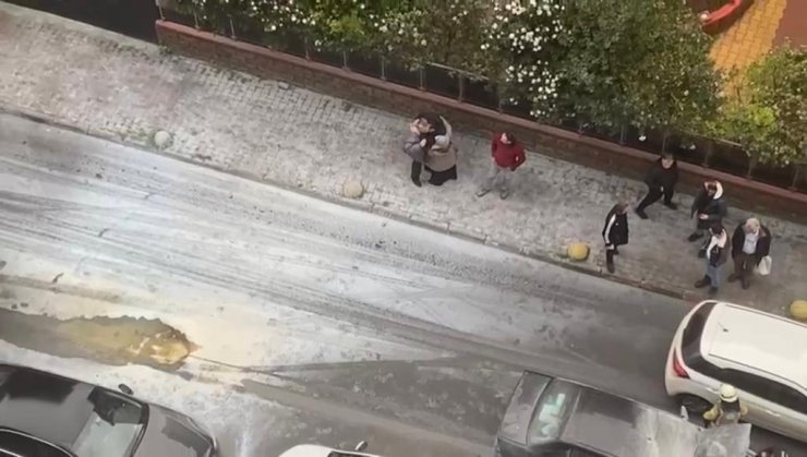 Aracı yanan kişiyi, ailesi teselli etti 