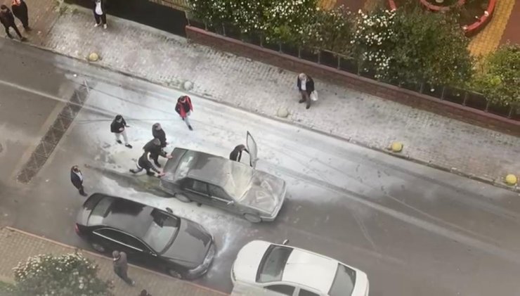 Aracı yanan kişiyi, ailesi teselli etti 