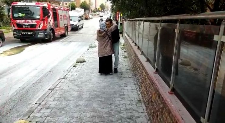 Aracı yanan kişiyi, ailesi teselli etti 