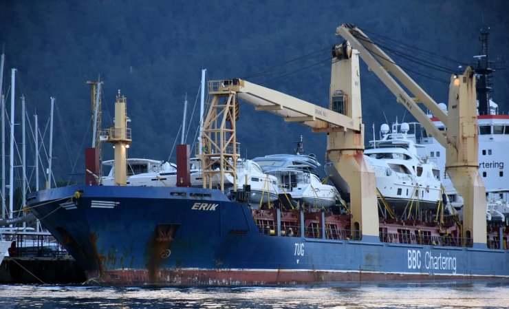 Bakımı yapılan lüks yatlar kargo gemisi ile gönderiliyor