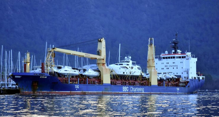 Bakımı yapılan lüks yatlar kargo gemisi ile gönderiliyor